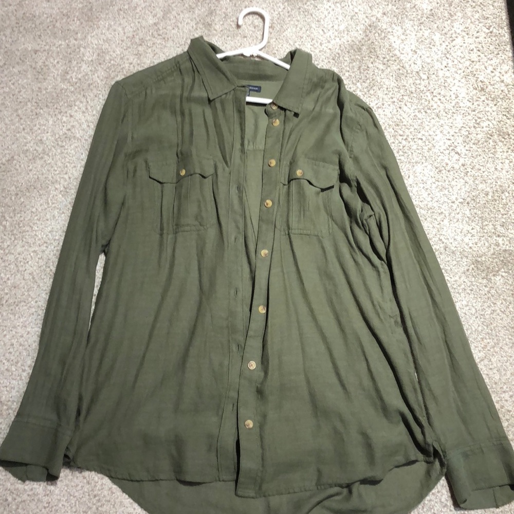 Woman’s American Eagle button Down